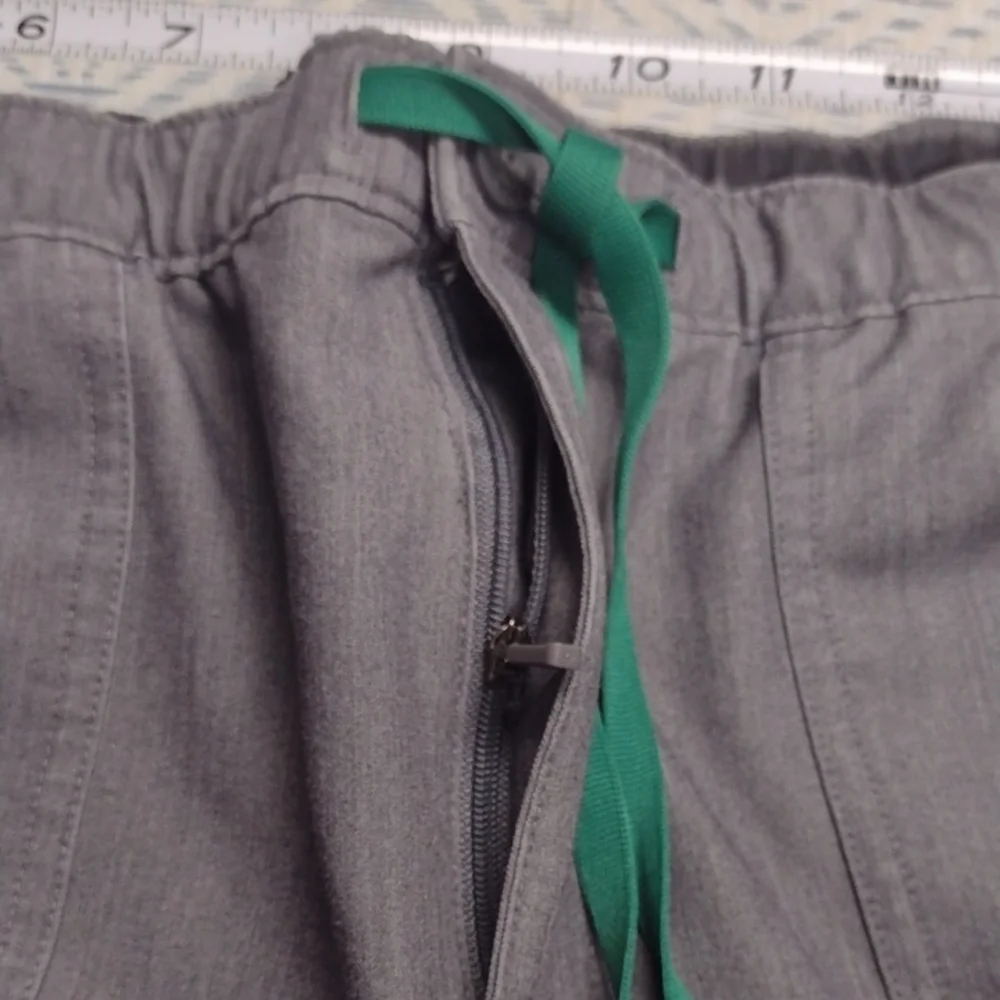 Figs Men's Scrub Pants in Gray
